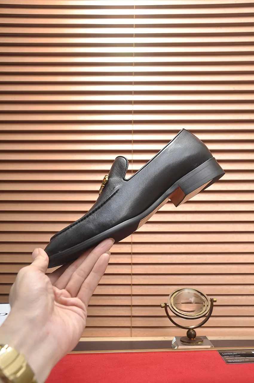Men's shoes💰500💶Italy's top luxury men's shoe giant (GUCCI) (Gucci) (full cowhide lining) new arrival🍃Original European style🔰 Pleasant to the eye😍In order to make the shoes more durable and non-deformable🌀The production continues to follow traditional methods but there is still no lack of innovation💪Choose original sheepskin for the leather♻️ Smooth and natural And extra bright ⭐Made of imported cowhide, the first choice of rich people 38-45 (45 customized)
